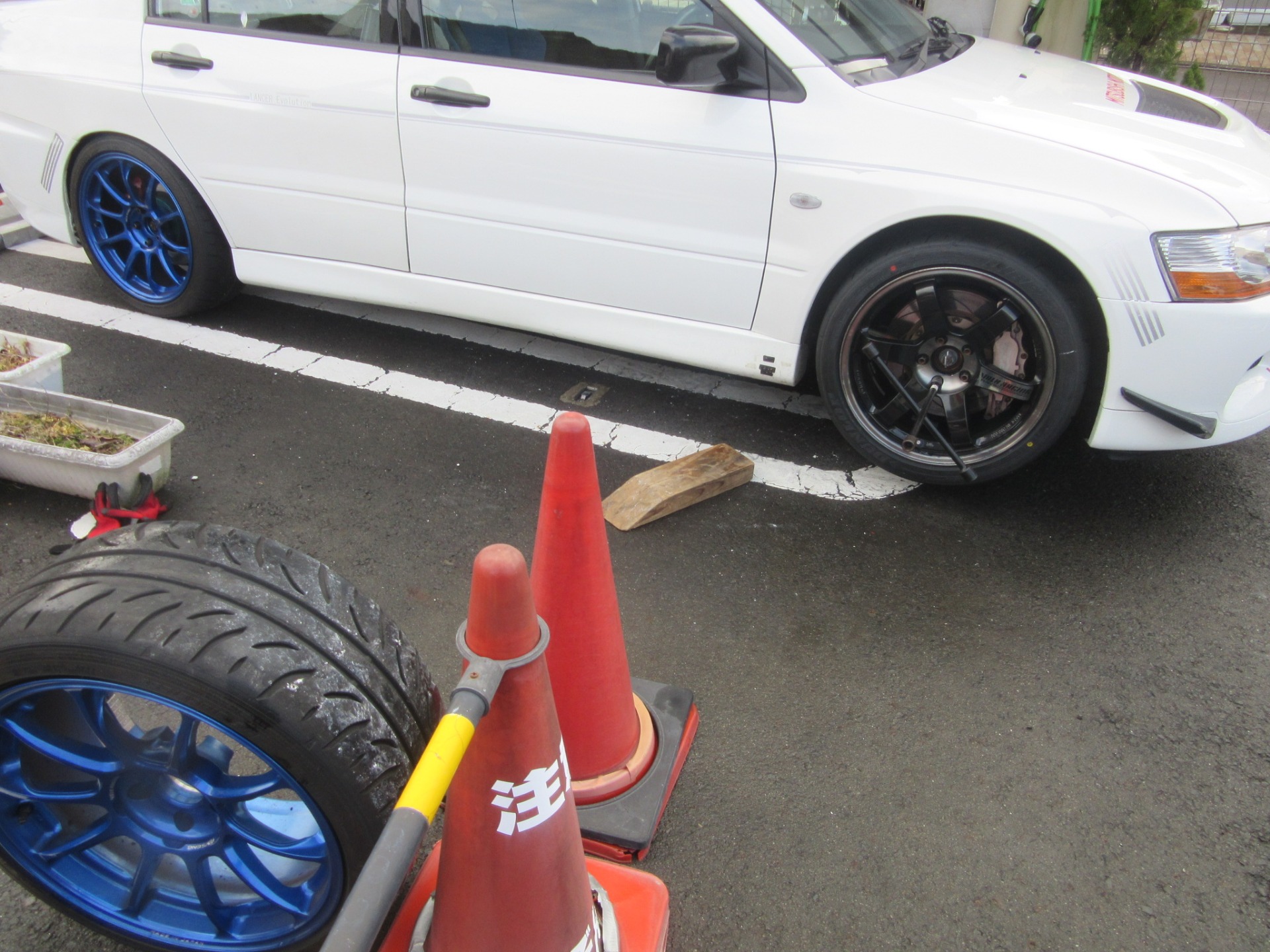■スペアタイヤの交換(普通車迄) 　■パンク修理  (外面修理普通車迄)